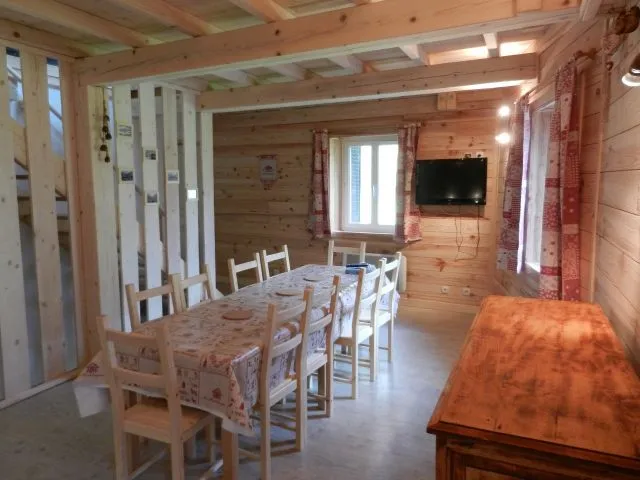 salle à manger avec TV écran plat