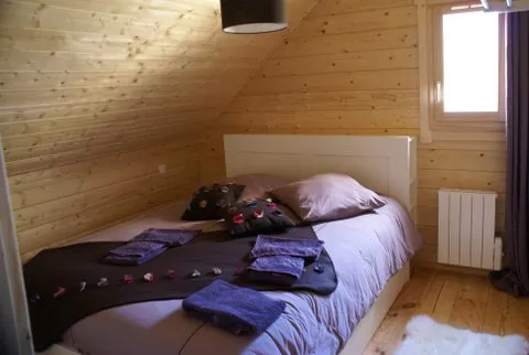 troisième chambre de l'étage avec un lit de 160/200 comprenant des rangements dessous