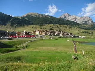 Vue du Hameau de l'Obélisque depuis le golf