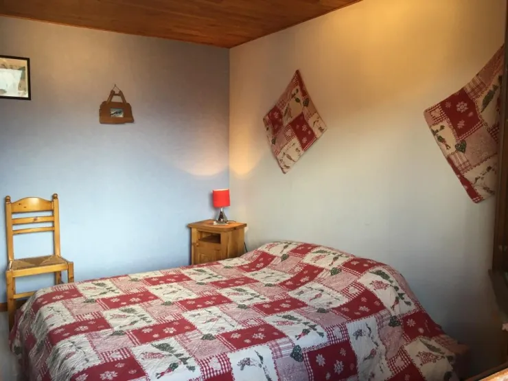 Ancienne photo  une chambre un lit 
