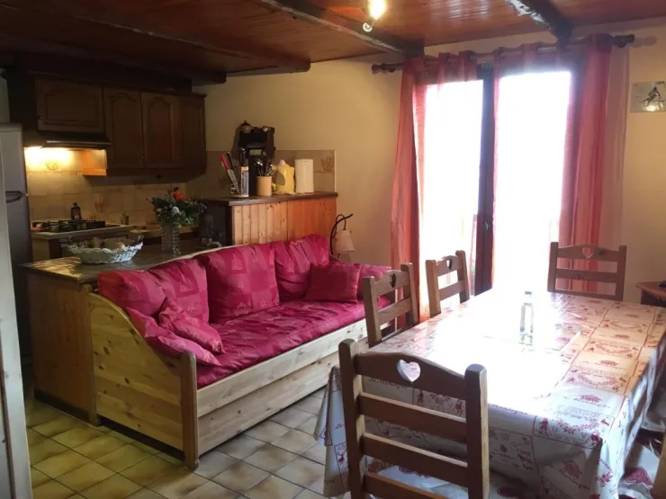 Salle. Divan gigogne et cuisine 