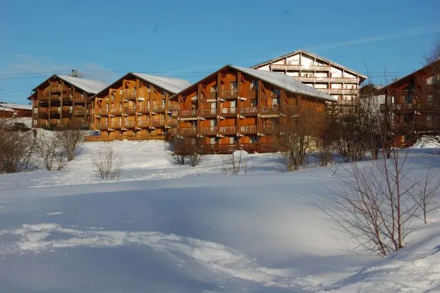 Cristal 2, chalet le plus avancé sur la photo. l'appartement se situe au rez de chaussée avec accès direct sur pistes.