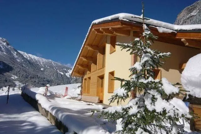 "Le Petit chalet", all new will be rented from next season ; very well located, close to the village ; you left and came back with your skis