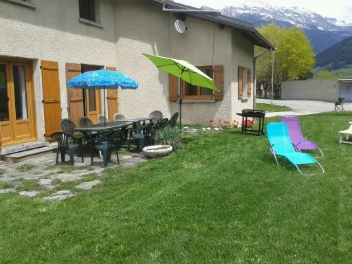 Terrasse avec salon de jardin, barbecue et transats