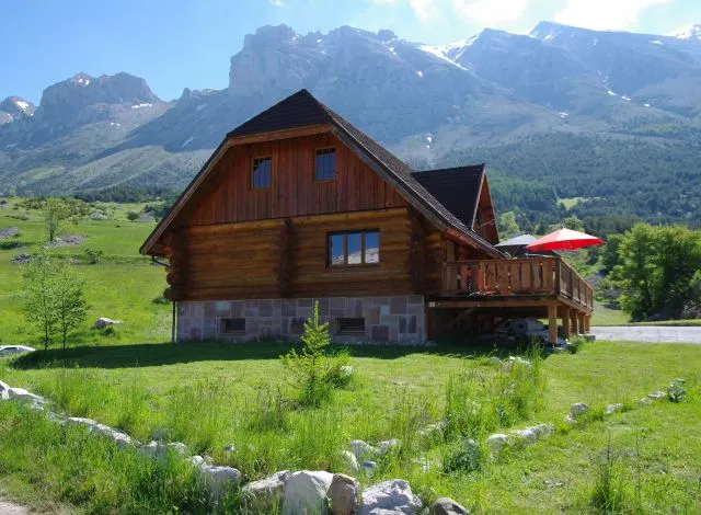 Le chalet en été côté OUEST