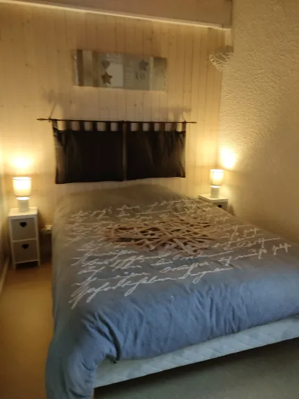 chambre avec fenêtre  lit de 140X200 