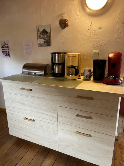 Dans la cuisine, un cassserolier avec la vaisselle et les casseroles. Cafetière senséo, 2 cafetières, 1 bouilloire. Petit matériel électroménager: mixer plongeant, robot. 