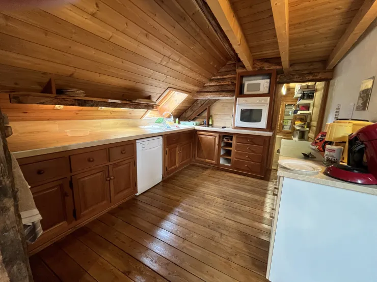 Grande cuisine américaine avec plaques de cuisson, four, micro ondes. Le frigo /congélateur se trouve dans le cellier. 