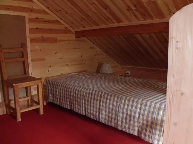  Ici c'est le coin montagne avec deux lits une place, des étagères qui protègent de l'escalier et où l'on peur ranger ses affaires, une fenêtre fixe avec un rideau.