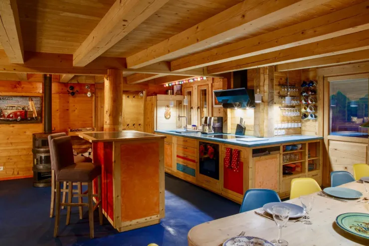 The kitchen is super practical and very complete in utensils. You will find: 320l fridge, coffee machine, induction hob, drawer oven, silent washing machine… Raclette and fondue apparatus