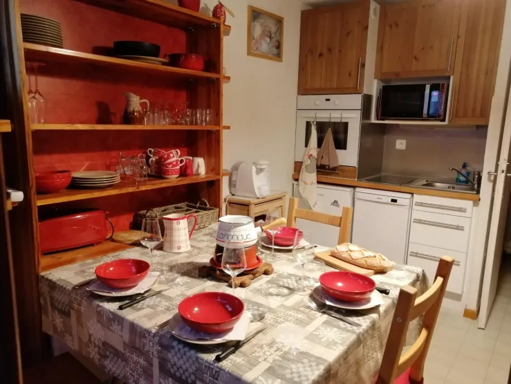 Coin cuisine et coin repas. La cuisine est entièrement équipée, four multifonction, micro onde, lave vaisselle...
