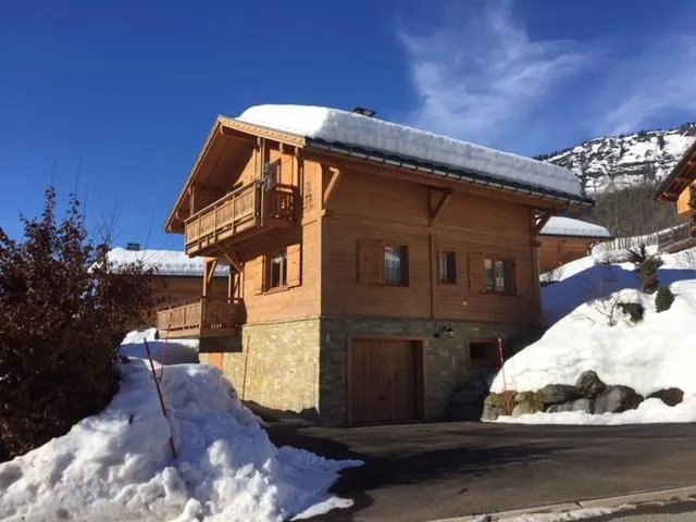Parking  devant le chalet   