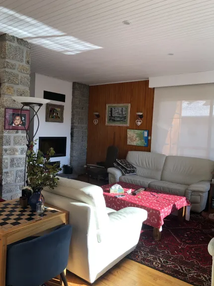 Salon, espace détente avec télévision, donnant sur grande terrasse (RDC)