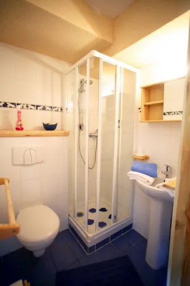 Douche, lavabo et wc dans les 5 chambres de l'étage.