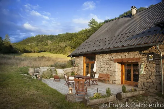 La façade ouverte sur le jardin de plusieurs centaines de m² et l'accès à l'immense prairie !