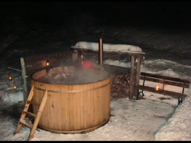 Le Bain Norvégien : Une expérience insolite : eau à 40° avec un petit verre de Génépi ou un vin chaud sous le ciel étoilé !