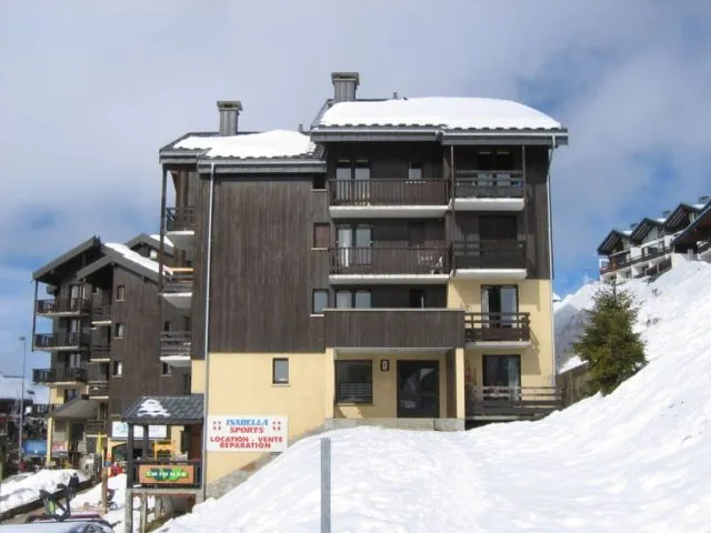 Immeuble situé en plein centre de la station, juste en face de la Maison des Saisies (Office de Tourisme), à deux pas des remontées mécaniques, des écoles de ski, de nombreux commerces et restaurants.