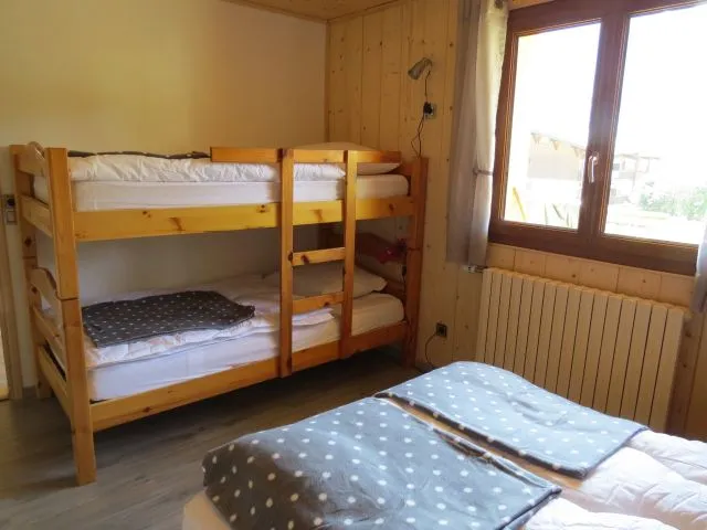 lits superposés dans la chambre 1