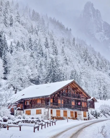 Arrivée vers le chalet en venant de la Charmette avec l'Aiguille en surplomb