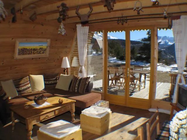 Salon avec vue sur la terrasse