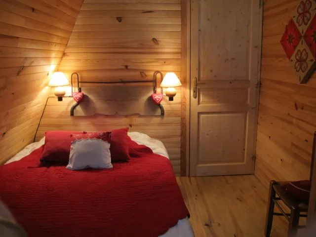 Chambre 2 au rez de chaussé avec fenêtre donnant sur la forêt au nord