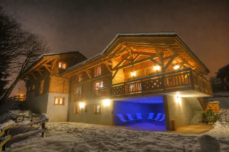 Le chalet de l'extérieur avec son espace relaxation muni d'un ciel étoilé