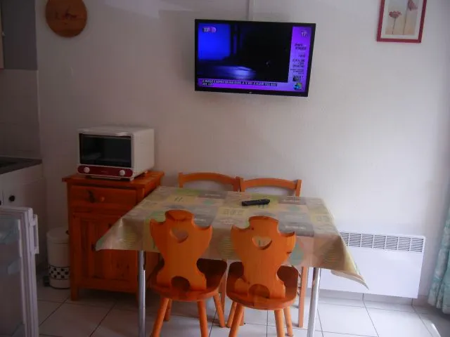 Pièce principale : TV + Four + lecteur DVD/DIVX