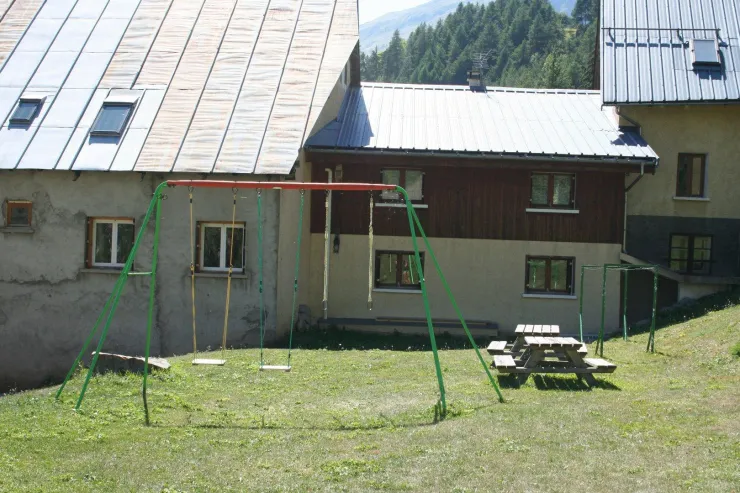 Jardin avec balançoire et tables de pique-nique pour l'été