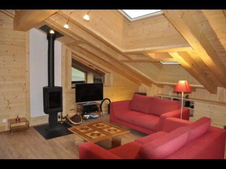 séjour canapés TV poêle à bois Jotul