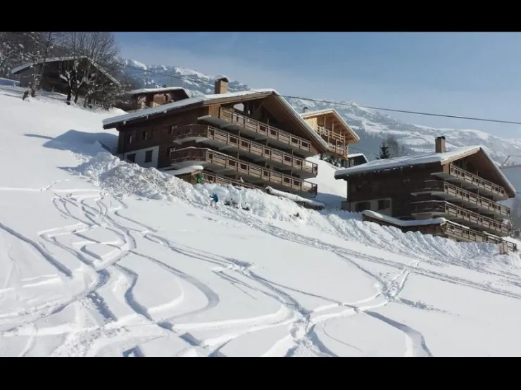 Chalet Ecrin des Alpes 2 appartement balcon du haut, moitié gauche.