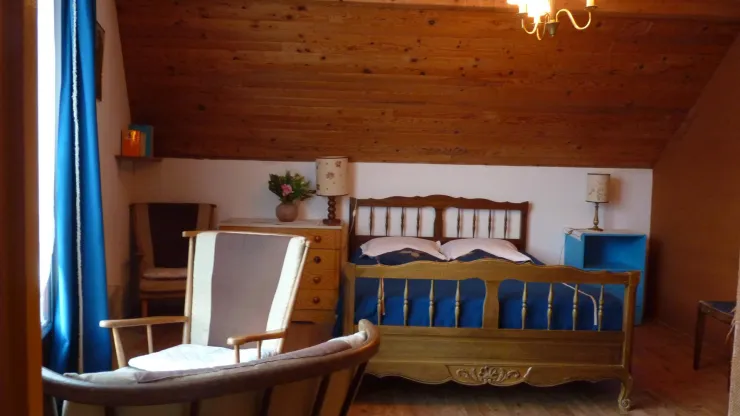 Chambre étage avec balcon au Sud (1 lit 2 places) et coin salon (3 fauteuils/ table basse) + 1 petite bibliothèque