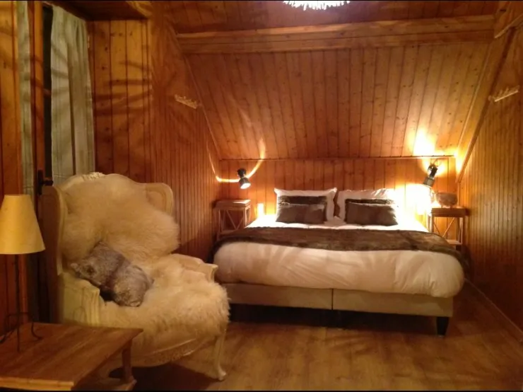 1st room in the 2nd floor, 100 % cosy, leather touches and furs, with balcony Reads king size 2x 80, with television set Quality beddings + Reads foldable baby, stroller canes, highchairs
