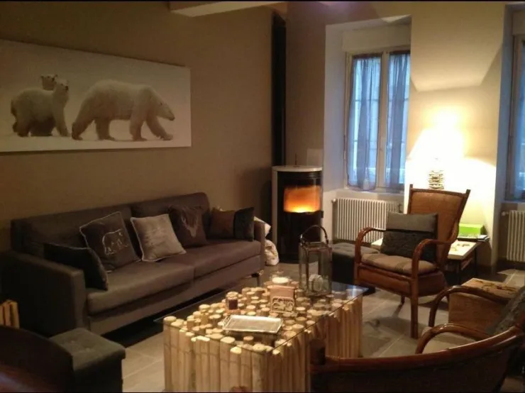 His(Her,Its) warm lounge(show) with the sweetness of his(her,its) pellet stove, very successful.