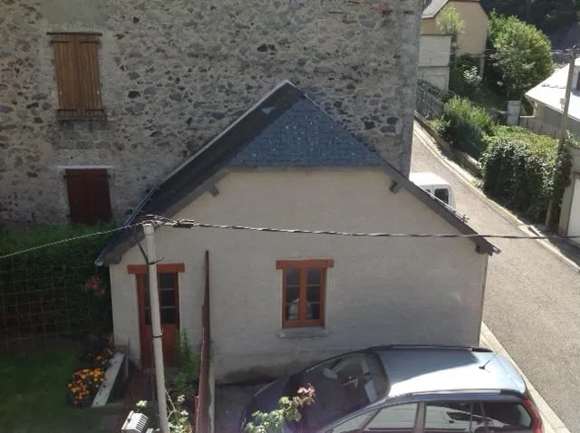 His(Her,Its) parking space in the feet of the house + 1 parking space covered in garage of Residence reassured(secured) in the feet of cable railways (small car)((wheelchair)) and its premises(place) skis in the feet of cable railways.