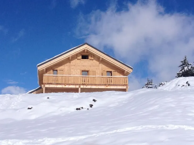 Vue en contre-bas du chatet en hiver (1er étage et pièce sous les toits)