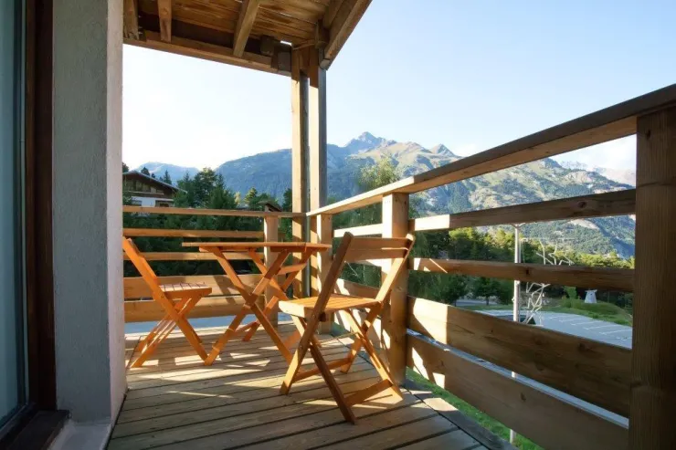 Table et chaises extérieures pour une pause détente au soleil.