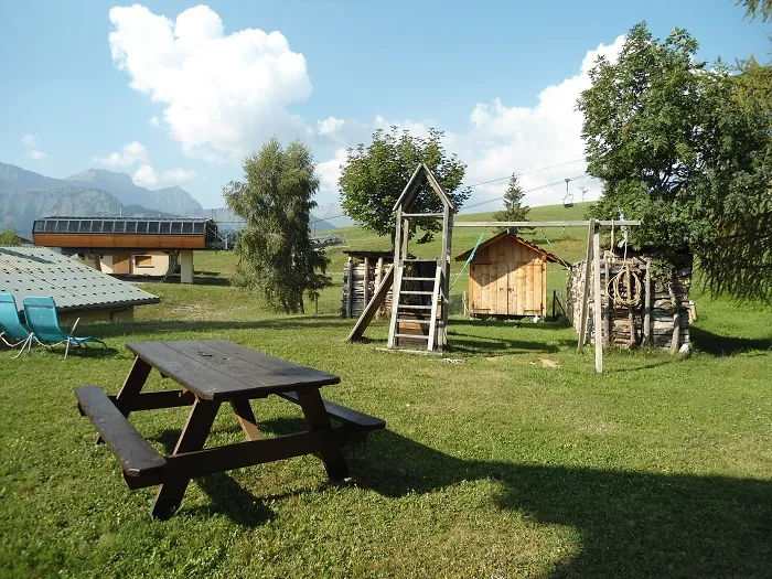 AIRE DE JEUX POUR LES ENFANTS - TABLE & SALON DE JARDIN