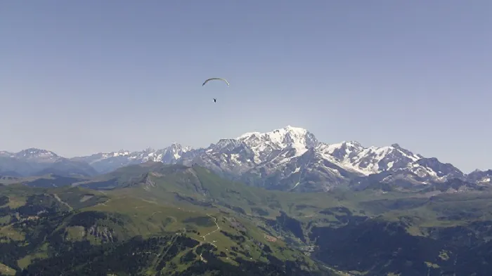 FAMILLE DE SKIEURS ET DE PARAPENTISTES...