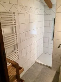 SALLE D'EAU AVEC SECHE SERVIETTES