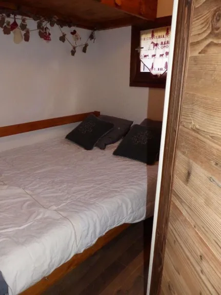 la chambre avec un lit 140 