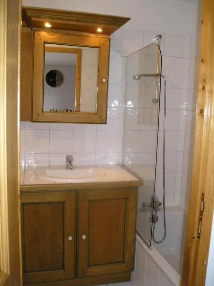 SALLE DE BAINS AVEC BAIGNOIRE