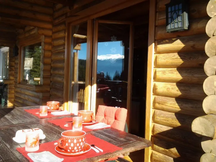 repas sur la terrasse au soleil