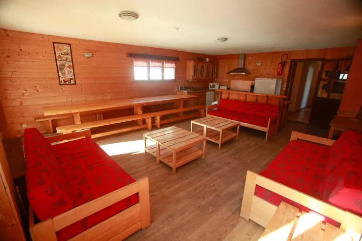 une grande pièce de vie de 35m2,grande table de ferme et salon