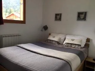 Chambre 2 couchages avec penderie, rangements et matériel de repassage
