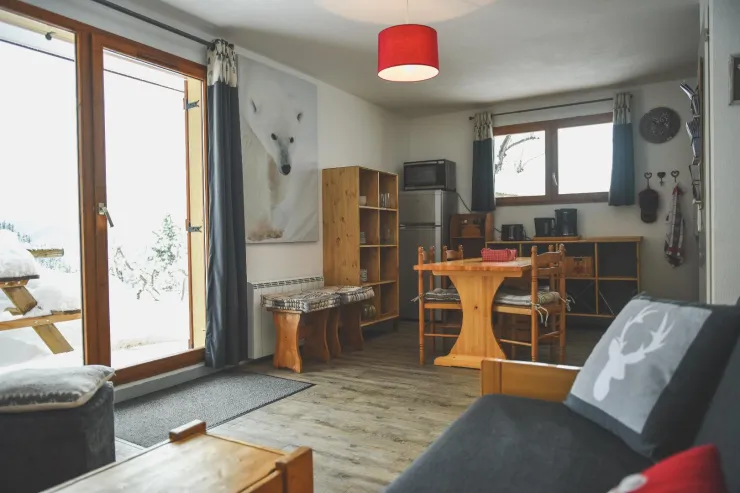 Pièce à vivre avec accès à la terrasse