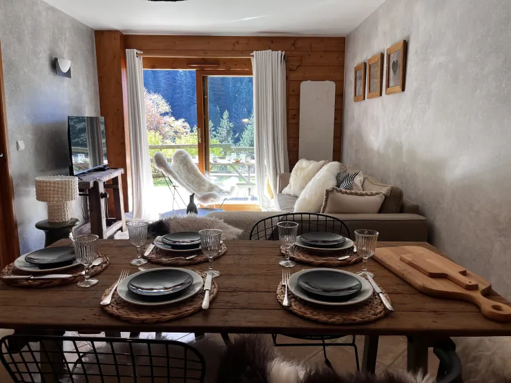 Coin repas et salon avec canapé convertible 160 