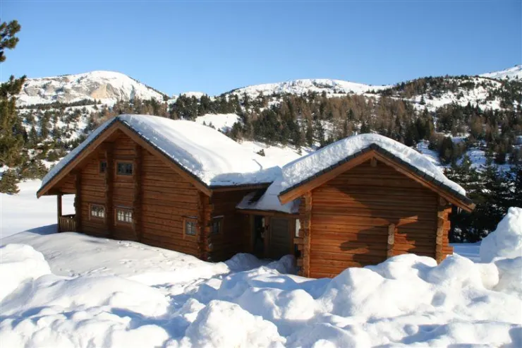 vue du chalet depuis la route.