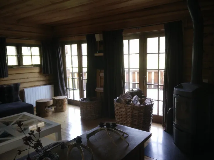 espace salon avec poele à bois.