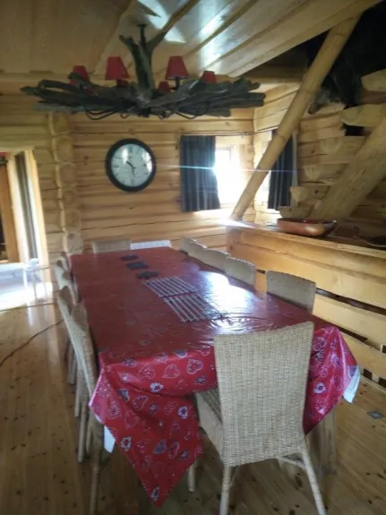 Espace salle à manger communicant avec le salon et la cuisine. 14 personnes peuvent s'asseoir confortablement à table.