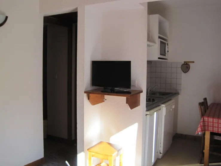 télévision and kichenette area from the living room